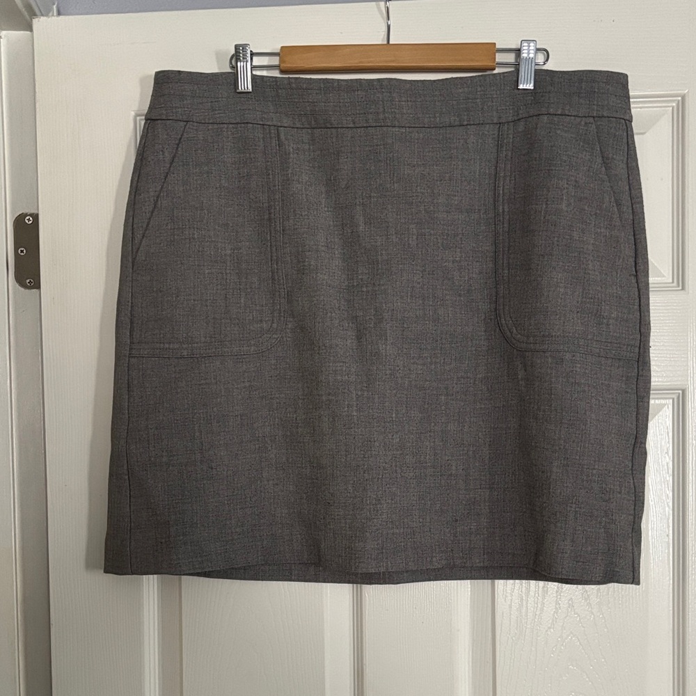Loft Classic Gray Women's Skirt with Pockets. Size 16.